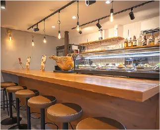 多国籍料理店 TreS店内